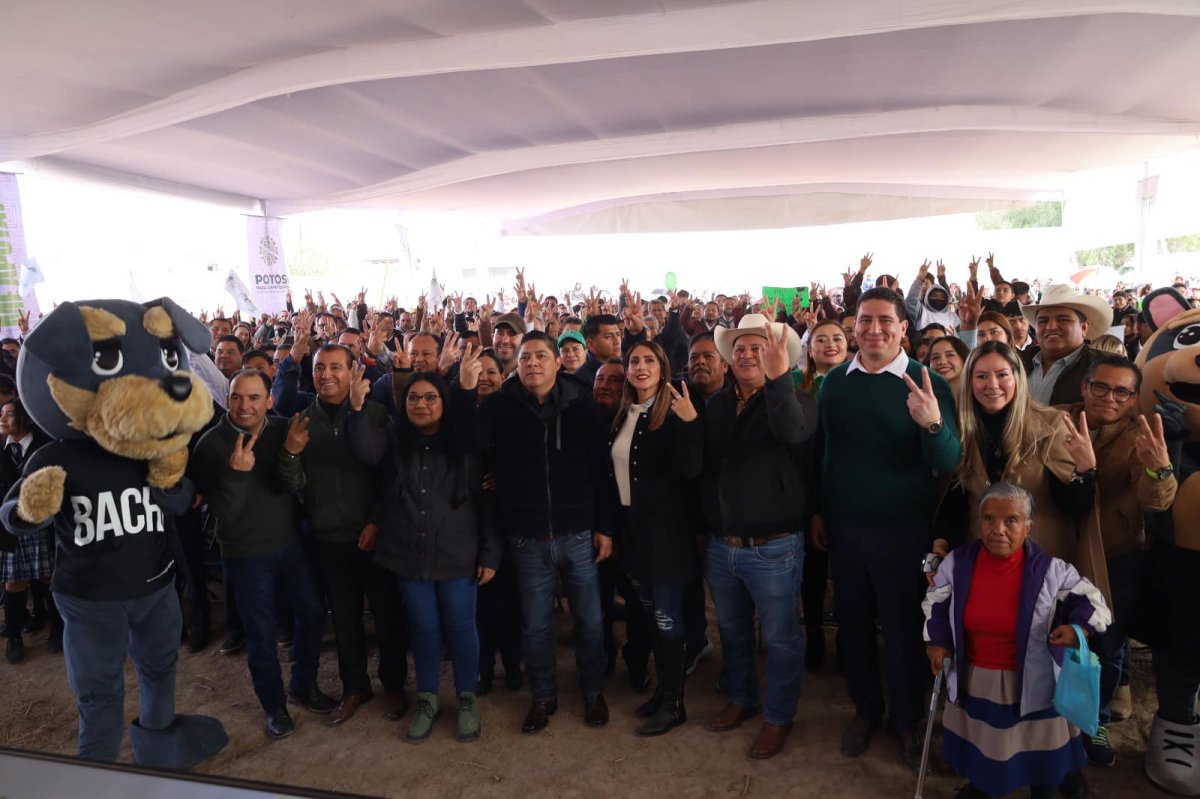 Colocación de la primera piedra de lo que se conve...