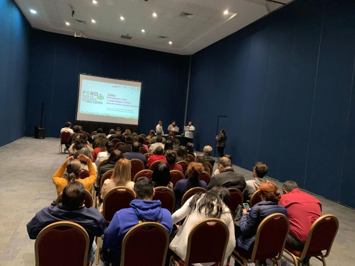 ¡ Galería de los trabajos en las diversas mesas de...