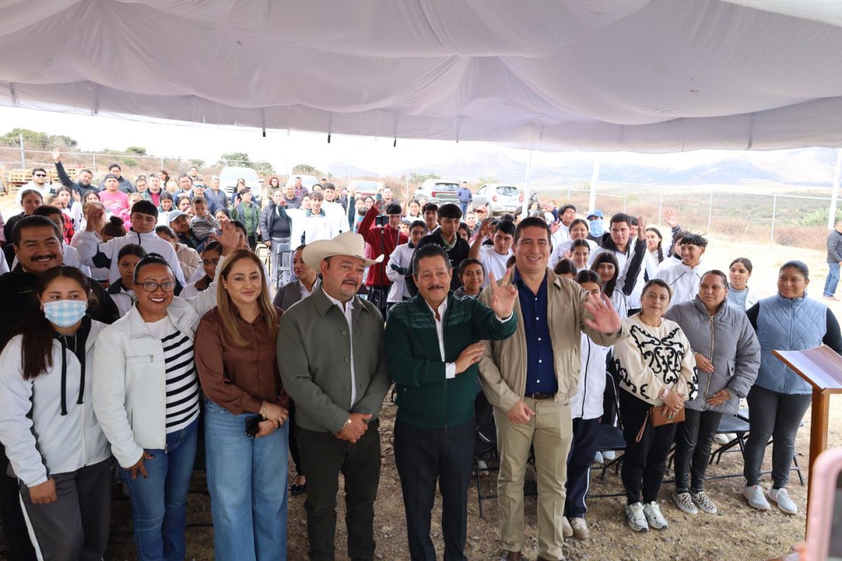 Entrega de cheque Cerrito de Rojas techado y se an...