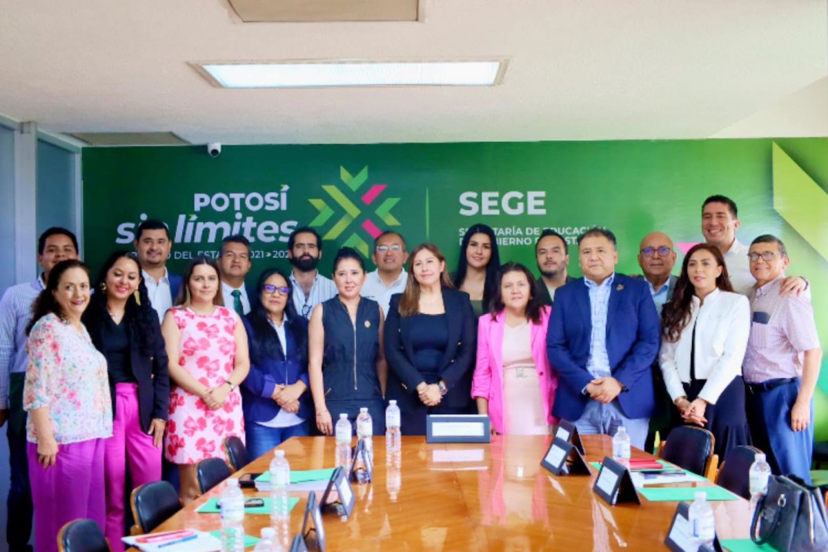Reunión de trabajo con la Secretaria de Educación de...